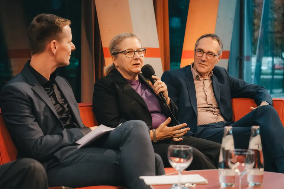 Blick aufs Podium: Kai Niebert, Svenja Schulze mit Mikrophon und Sascha Müller-Kraenner